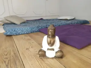 I love to create a beautiful setting for my Shiatsu receivers, so that they can enjoy the calm cozy harmony of the environment as well as the treatment!